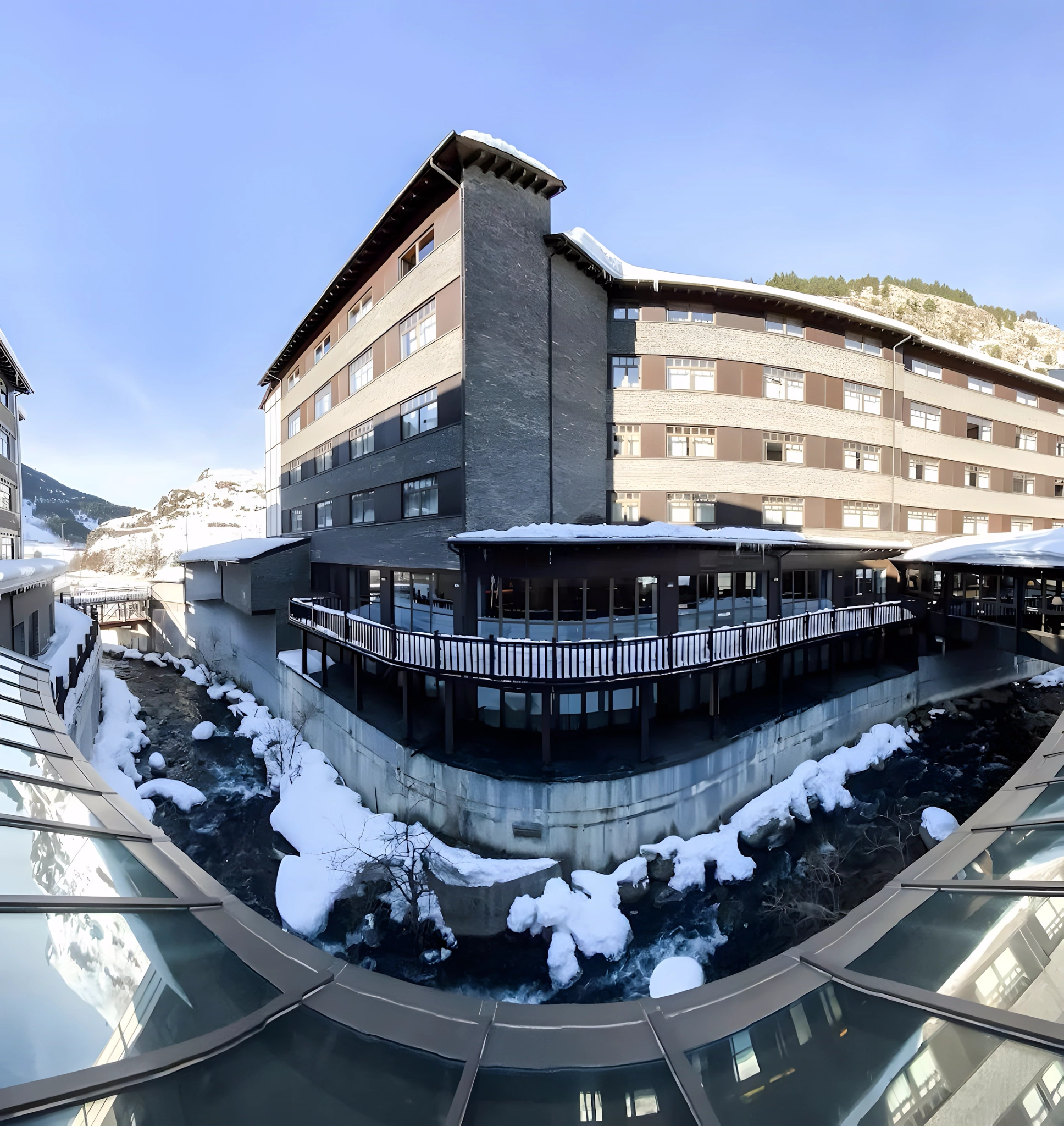 El hotel y el Valira, vistos desde la pasarela