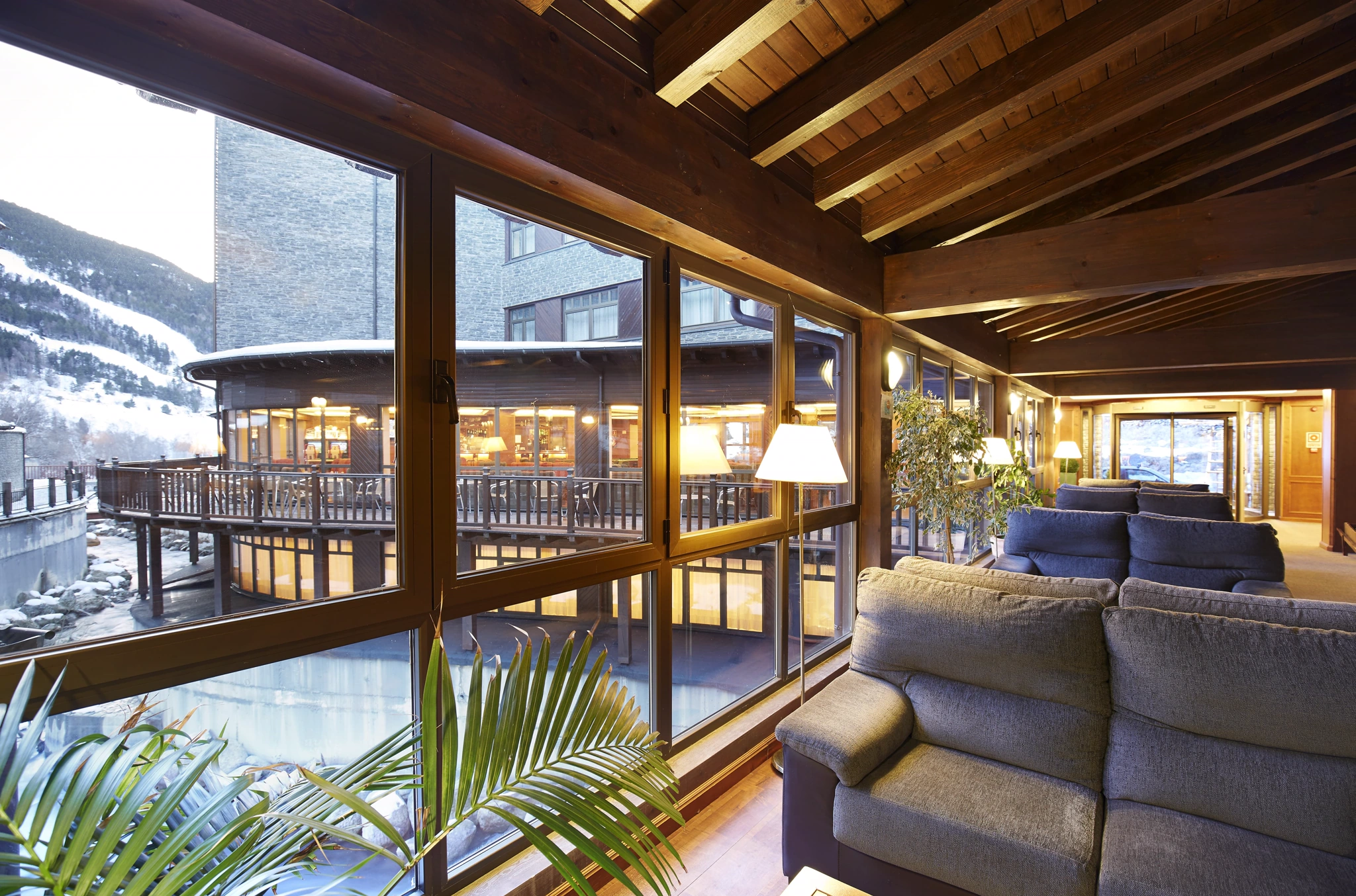 El río bajo el salón del hotel