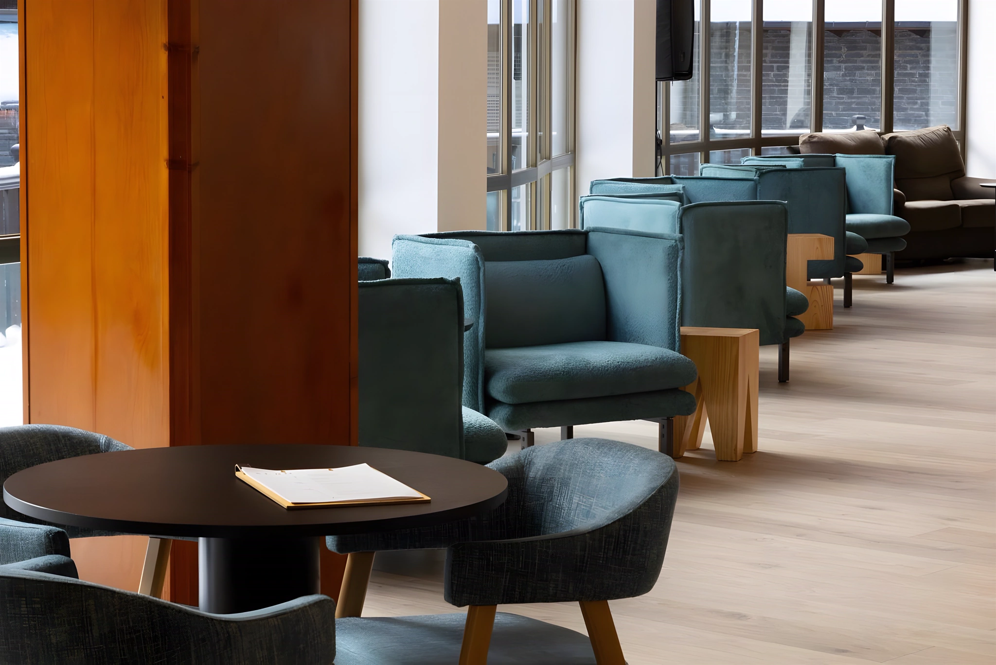 Lobby bar, sillones junto al cristal