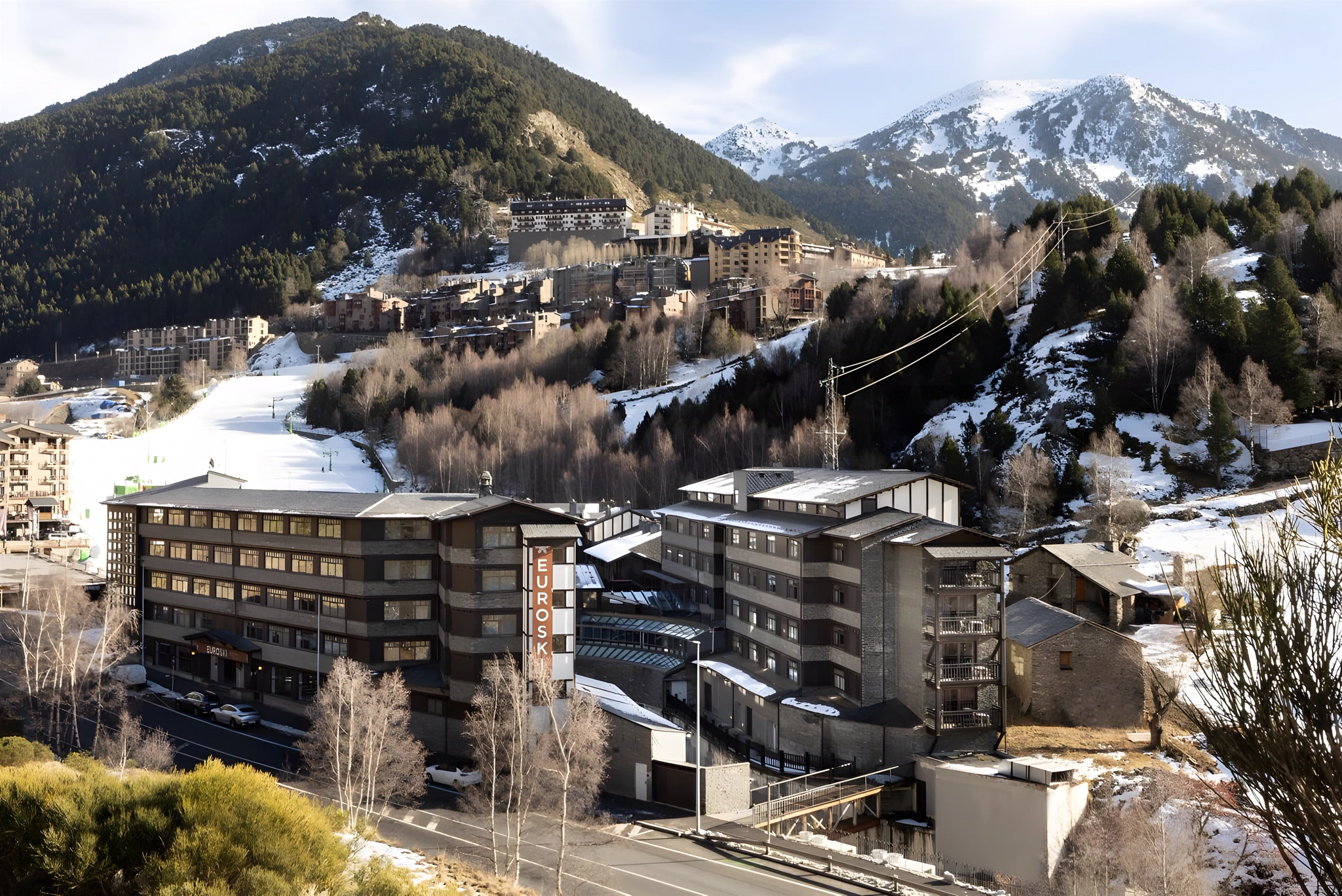 El hotel en el valle, con la pista al fondo