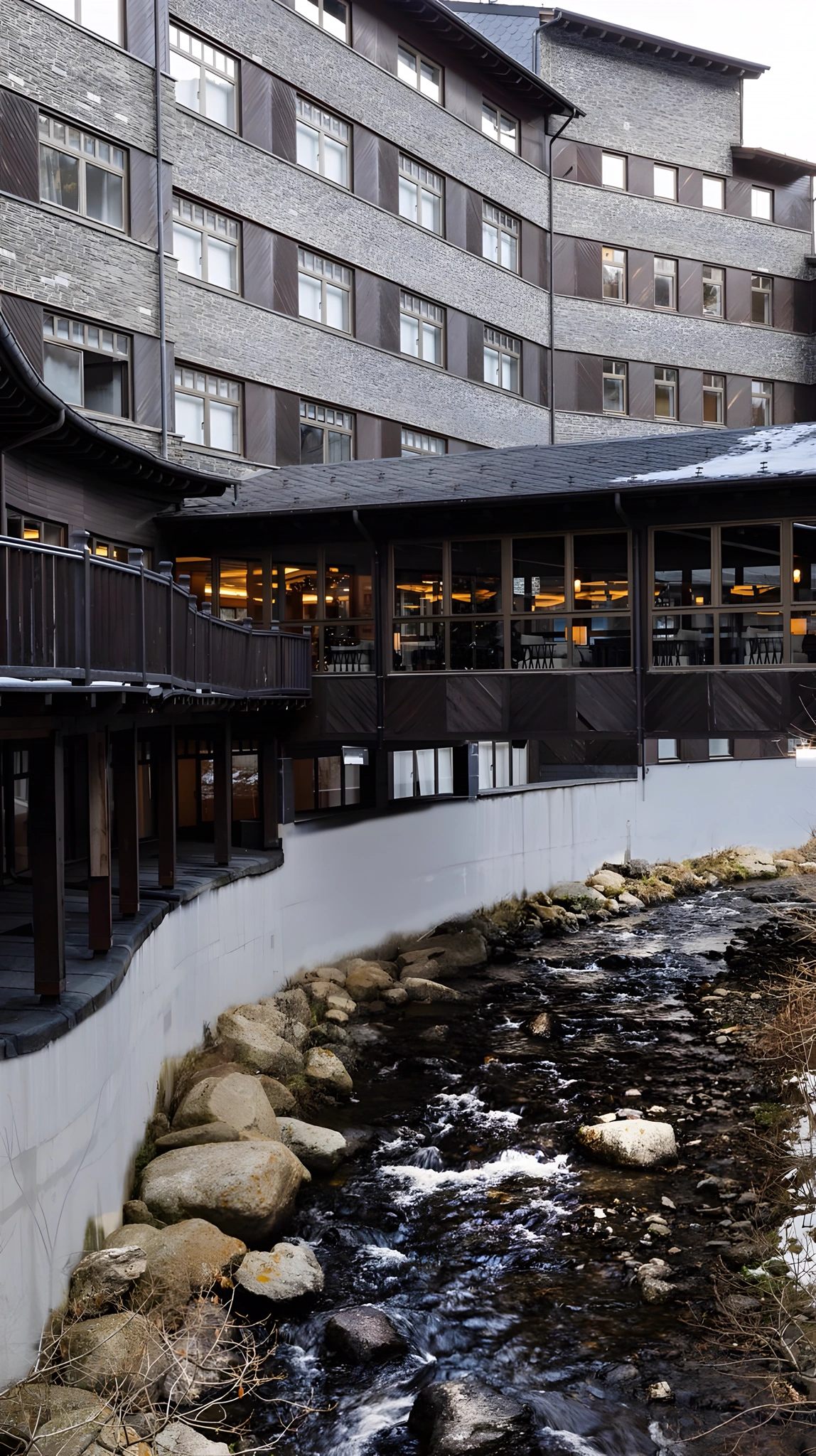El hotel sobre el río