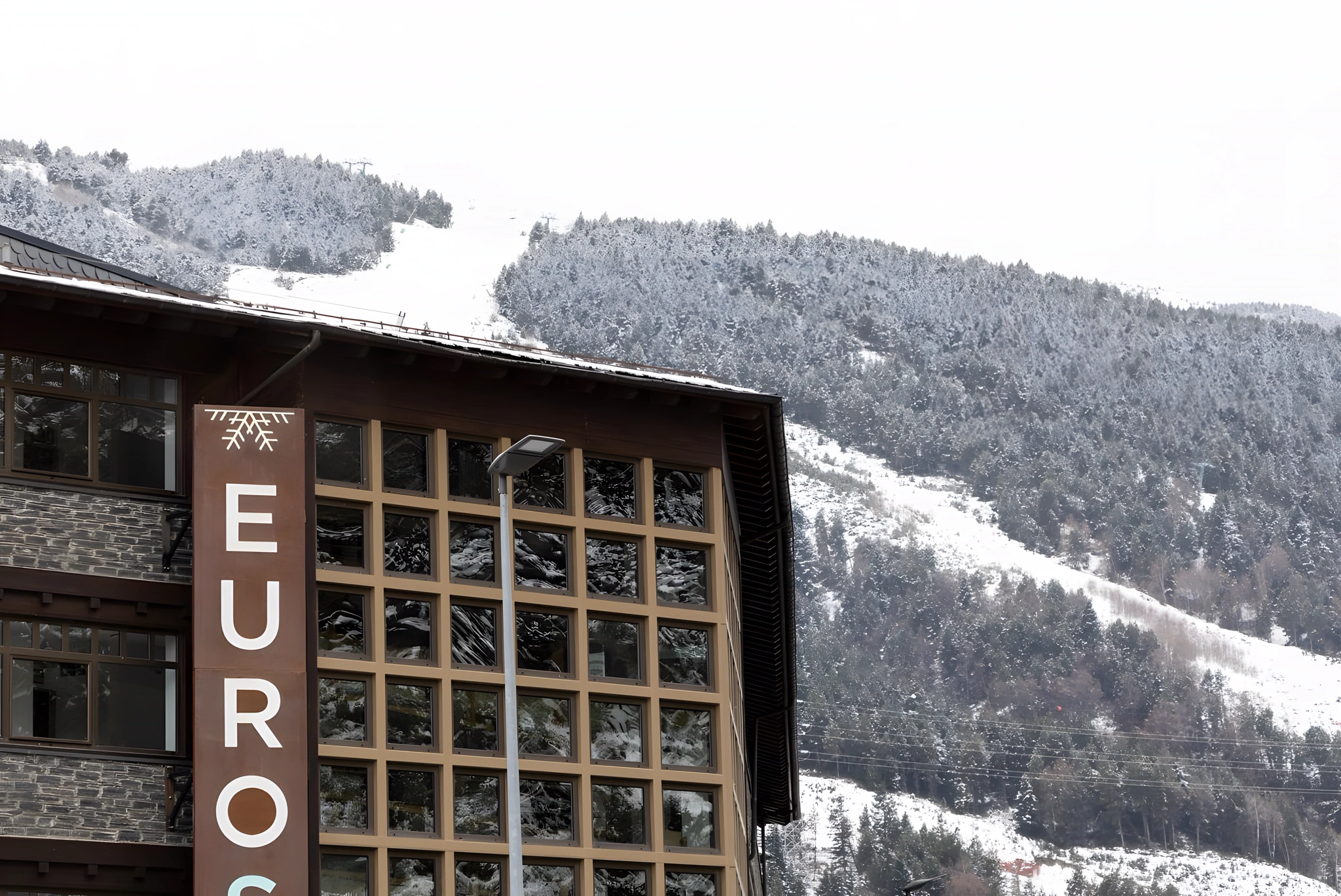 La fachada y la pista detrás del hotel