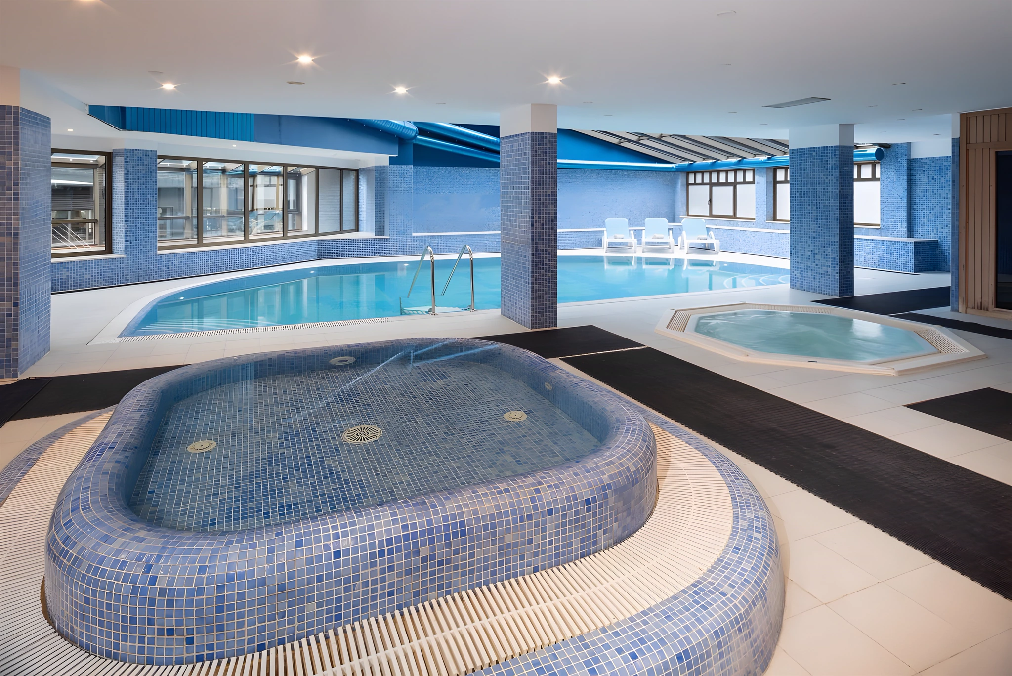 Jacuzzi junto a la piscina